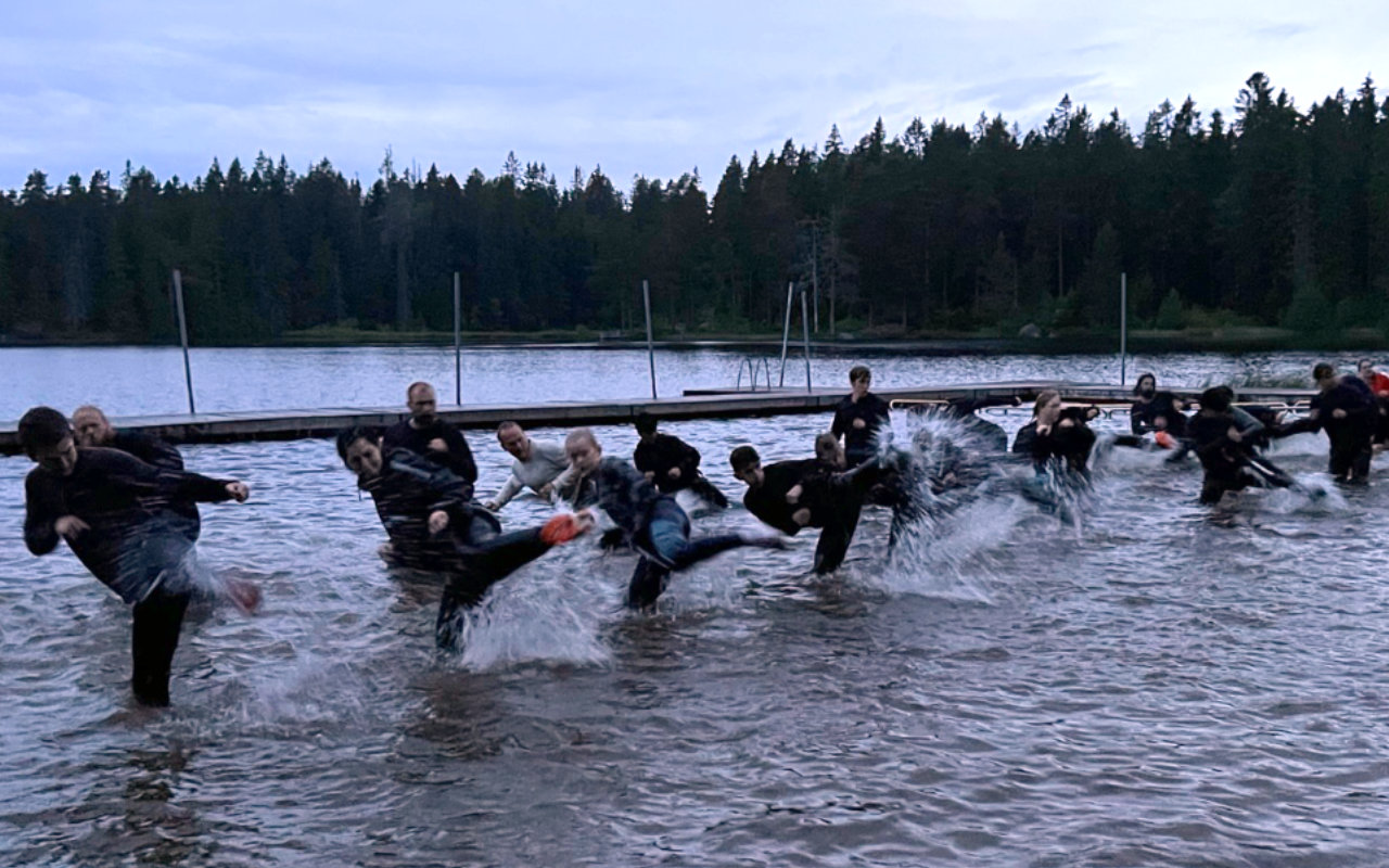Medlemmar tränar i naturen och vatten på träningsläger