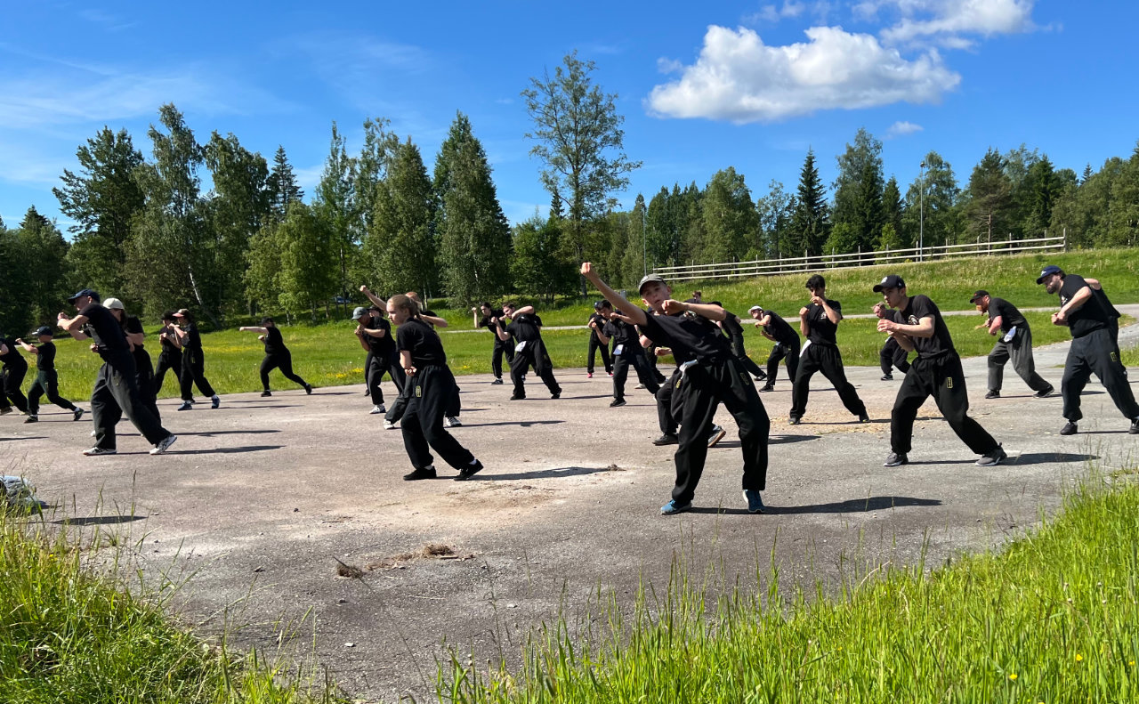 Medlemmar tränar utomhus i naturen på träningsläger